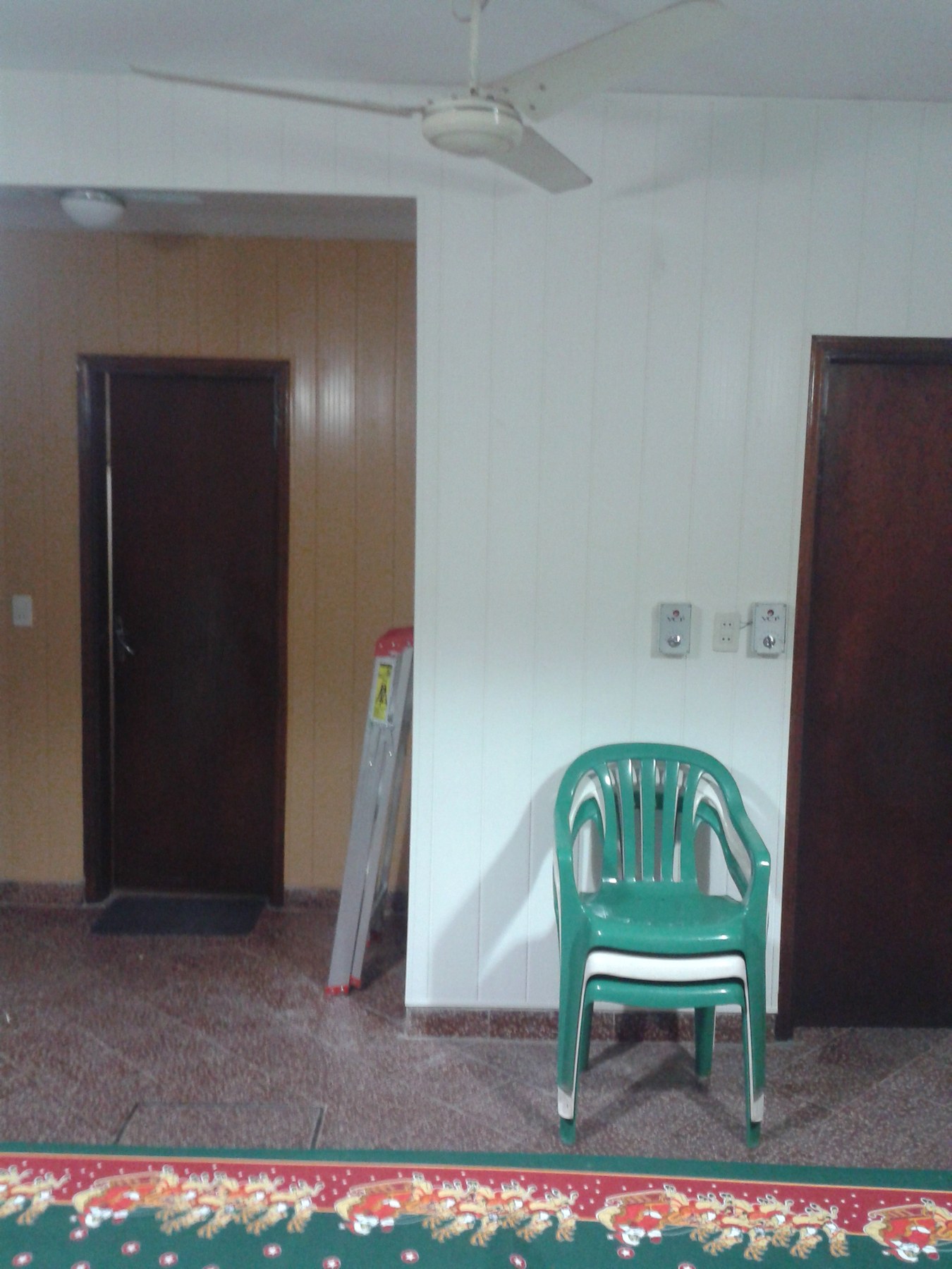 Tabique y cielo raso revestidos en placas de PVC blanco en un salón · MÁS VIDRIOS