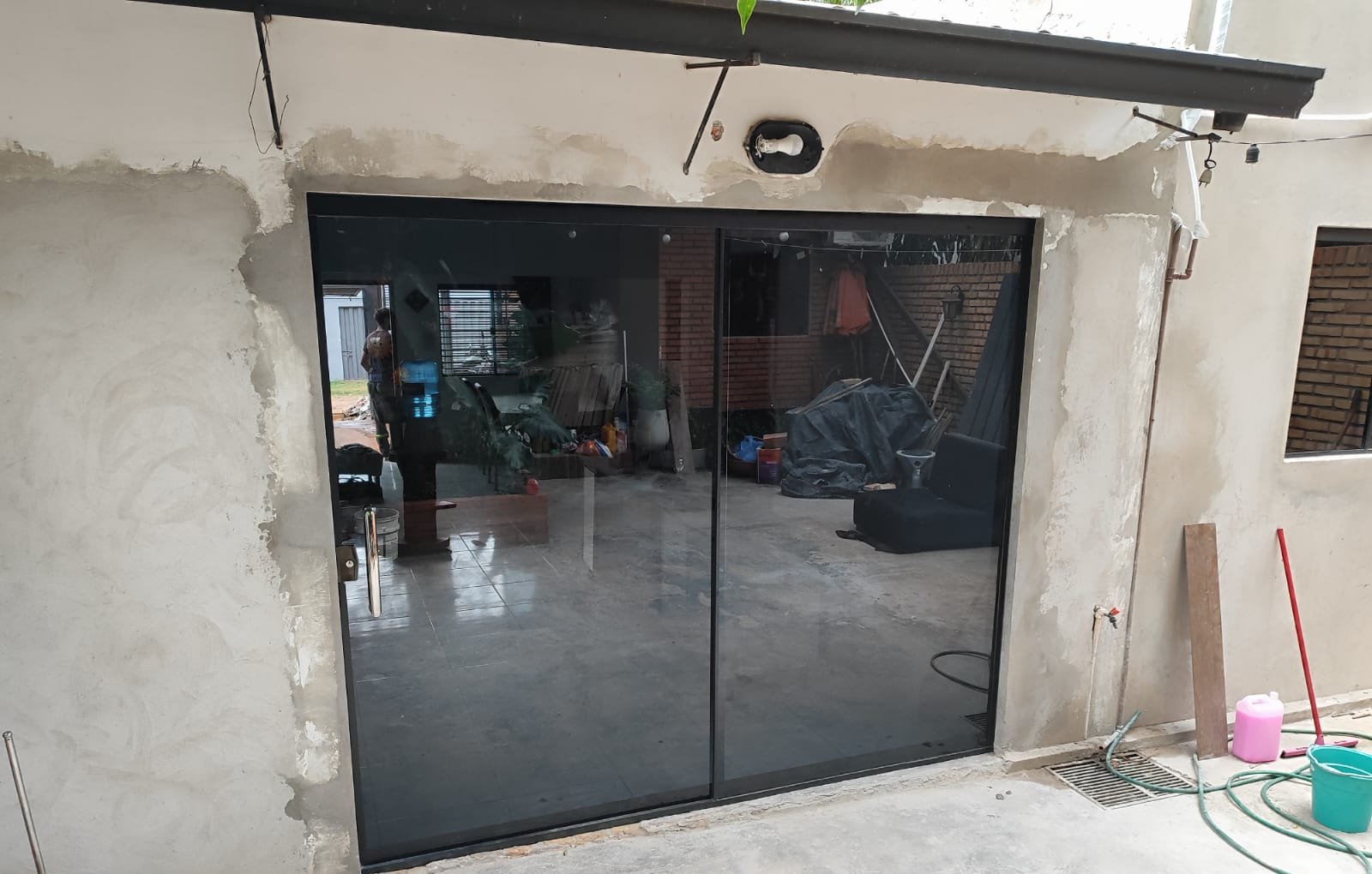 Ventana batiente de dos hojas con vidrio ploteado en baño · MÁS VIDRIOS