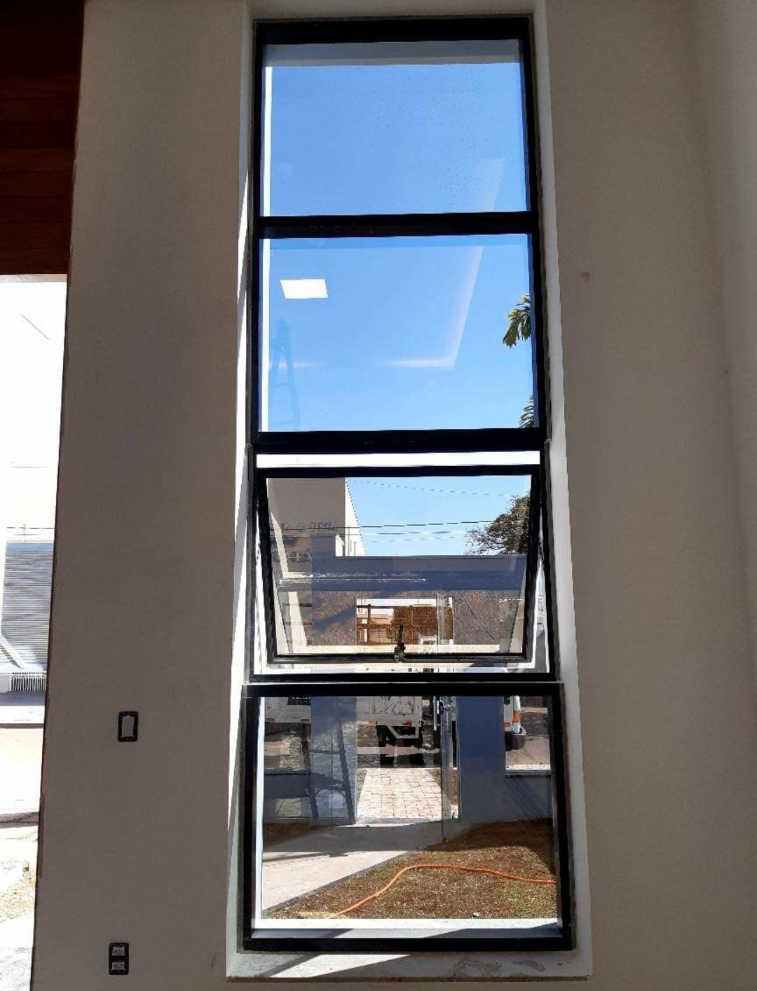 Ventanal de paños fijos con ventanas proyectantes abiertas en la parte baja · MÁS VIDRIOS
