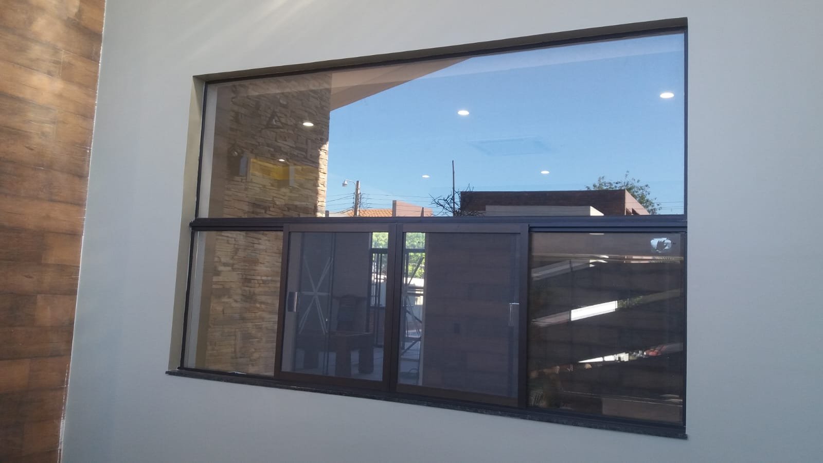 Ventanal de aluminio con paño fijo superior y ventanas corredizas con mosquitero · MÁS VIDRIOS