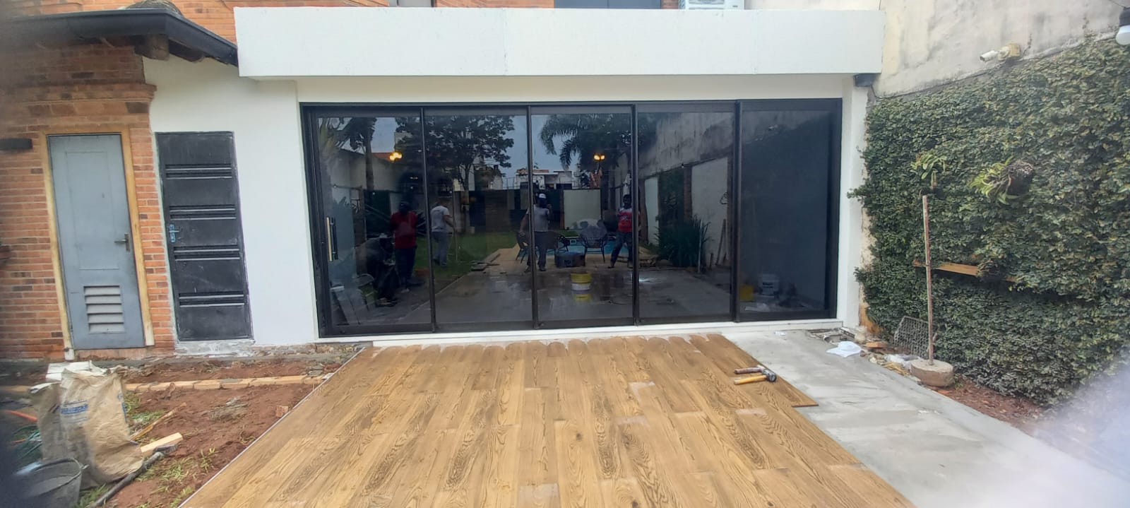 Cerramiento de quincho con vidrio y aluminio negro · MÁS VIDRIOS