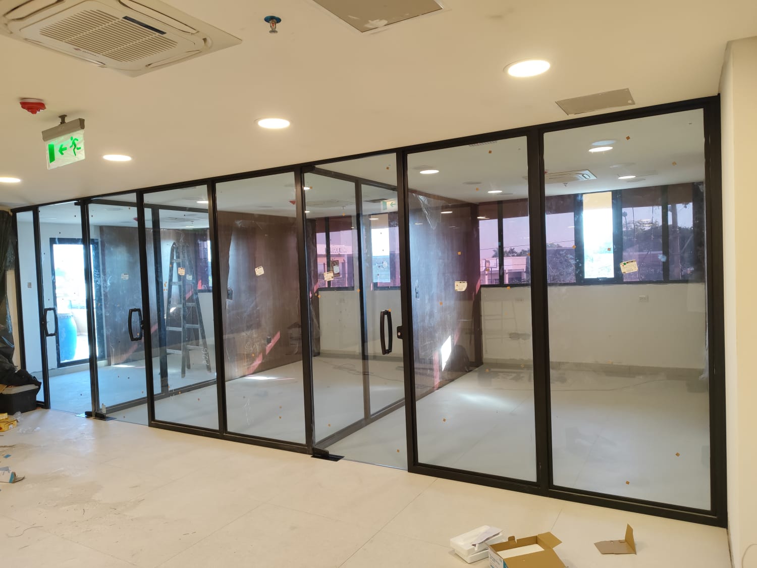 Divisiones de vidrio con aluminio negro en oficina corporativa — MÁS VIDRIOS