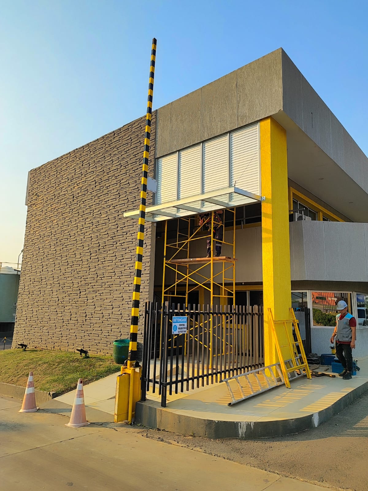 Fachada comercial con cerramiento de aluminio y cortina de enrollar · MÁS VIDRIOS