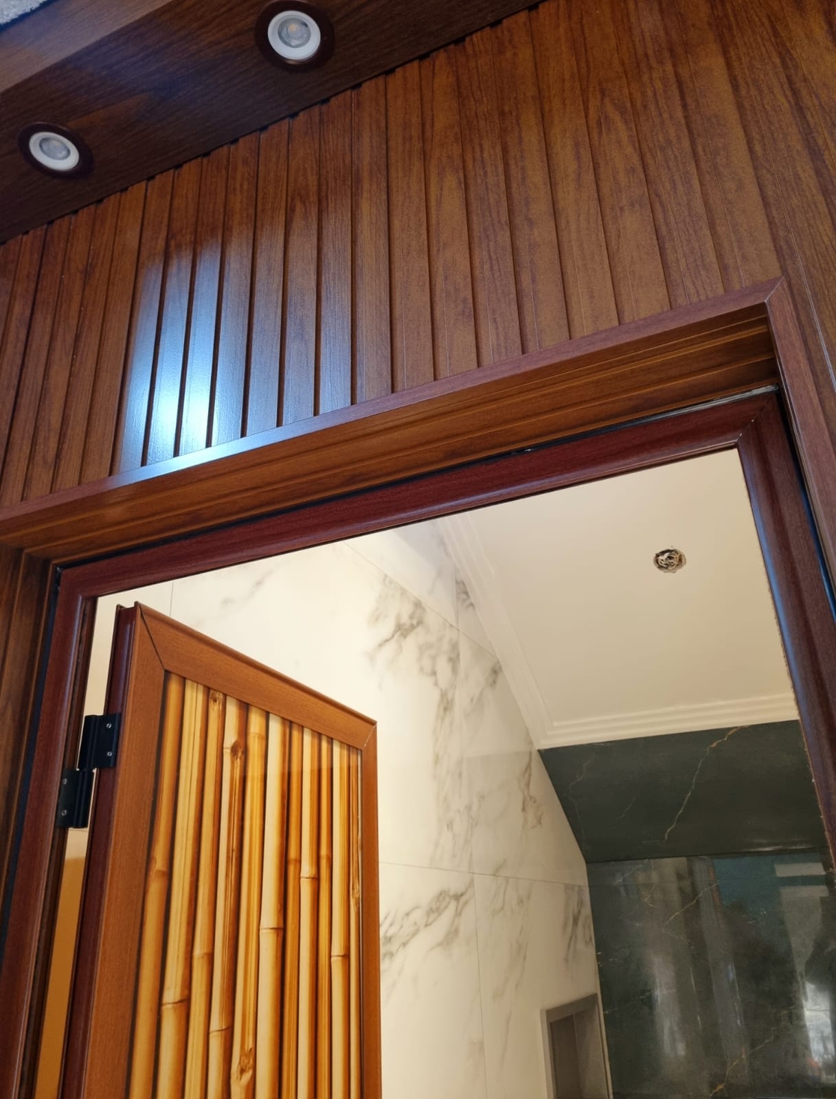 Detalle del marco efecto madera de la puerta con vidrio impreso stampa de bambú · MÁS VIDRIOS