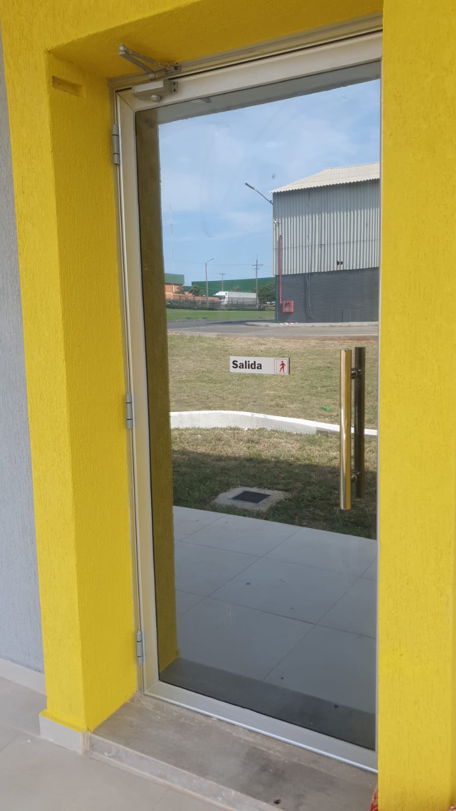 Puerta de vidrio con aluminio, manijón de acero y freno aéreo · MÁS VIDRIOS