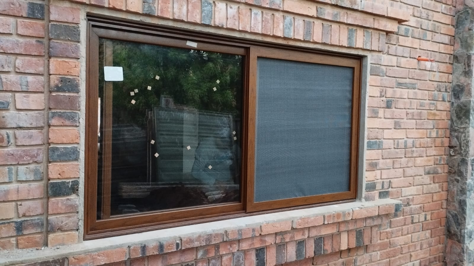 Ventana corrediza de aluminio símil madera con mosquitero · MÁS VIDRIOS